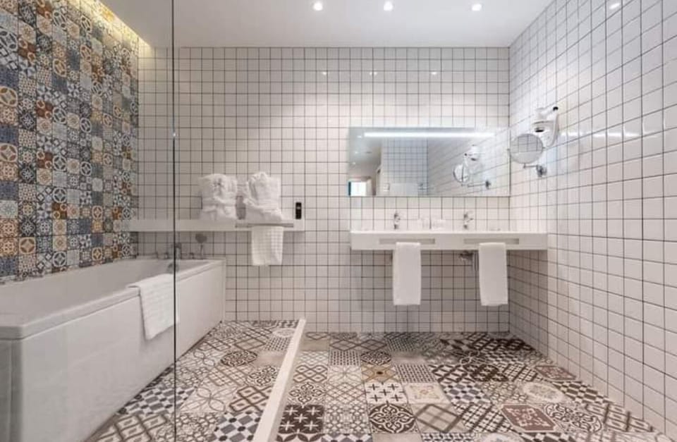 Double or Twin Room | Bathroom | Free toiletries, hair dryer, bathrobes, bidet