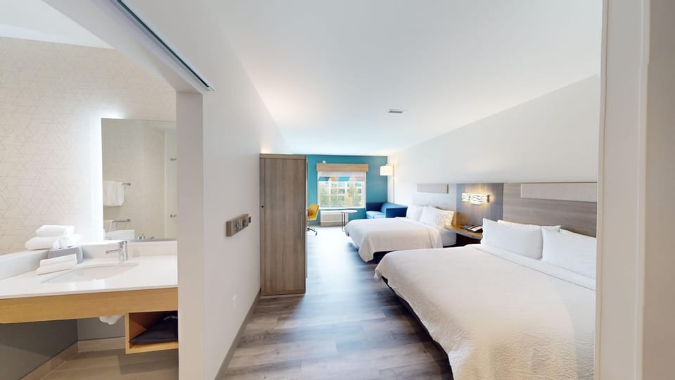 Premium bedding, down comforters, in-room safe, desk