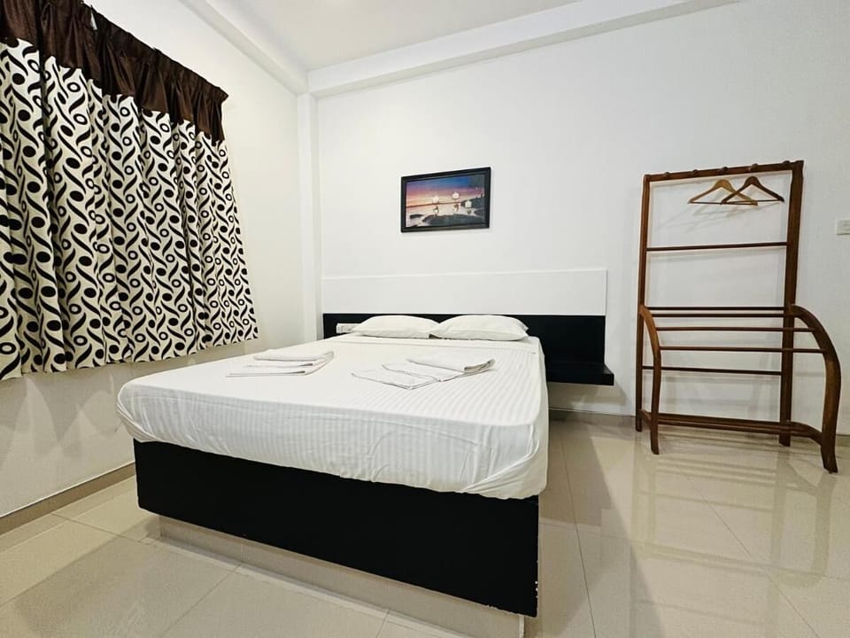 Superior Double Room, Garden View | Desk, laptop workspace, iron/ironing board, free WiFi