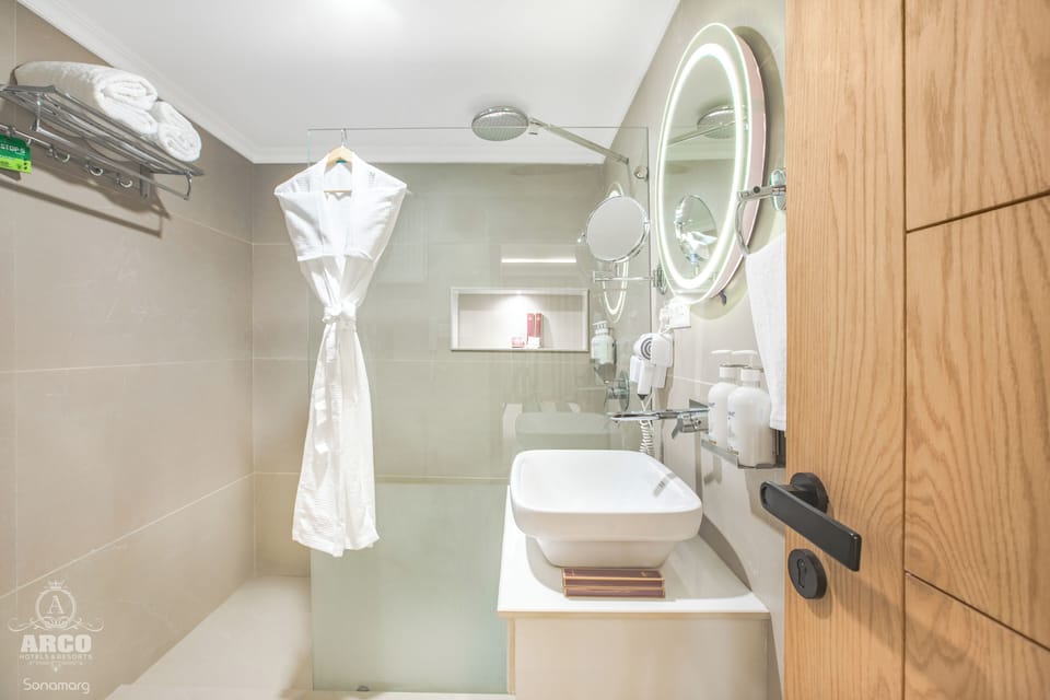 Premium Room, Mountain View | Bathroom | Combined shower/tub, rainfall showerhead, free toiletries, hair dryer