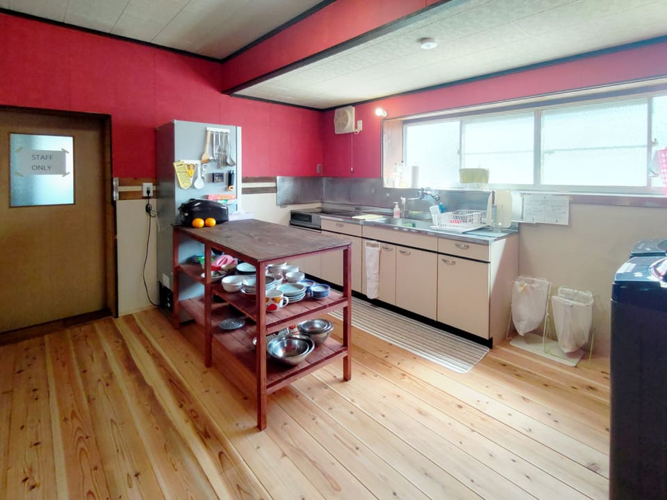 Coffee/tea maker, fridge, microwave, stovetop