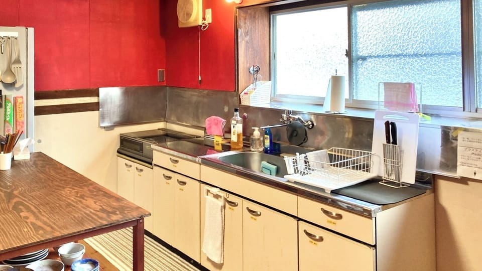 Coffee/tea maker, fridge, microwave, stovetop