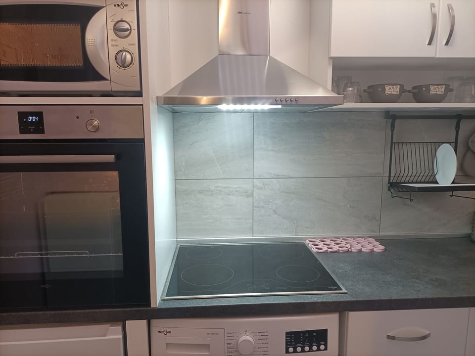 City Single Room | Private kitchen | Mini-fridge, microwave, oven, stovetop