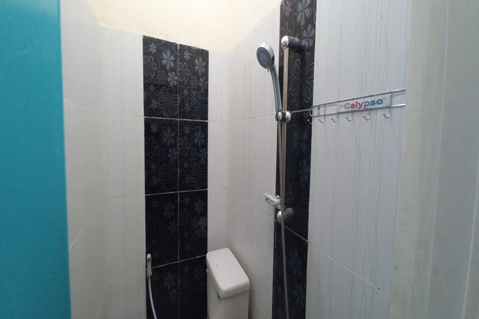Standard Single Room | Bathroom | Shower, towels