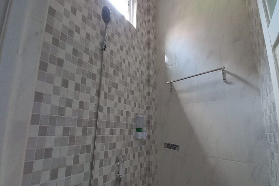 Shower, towels