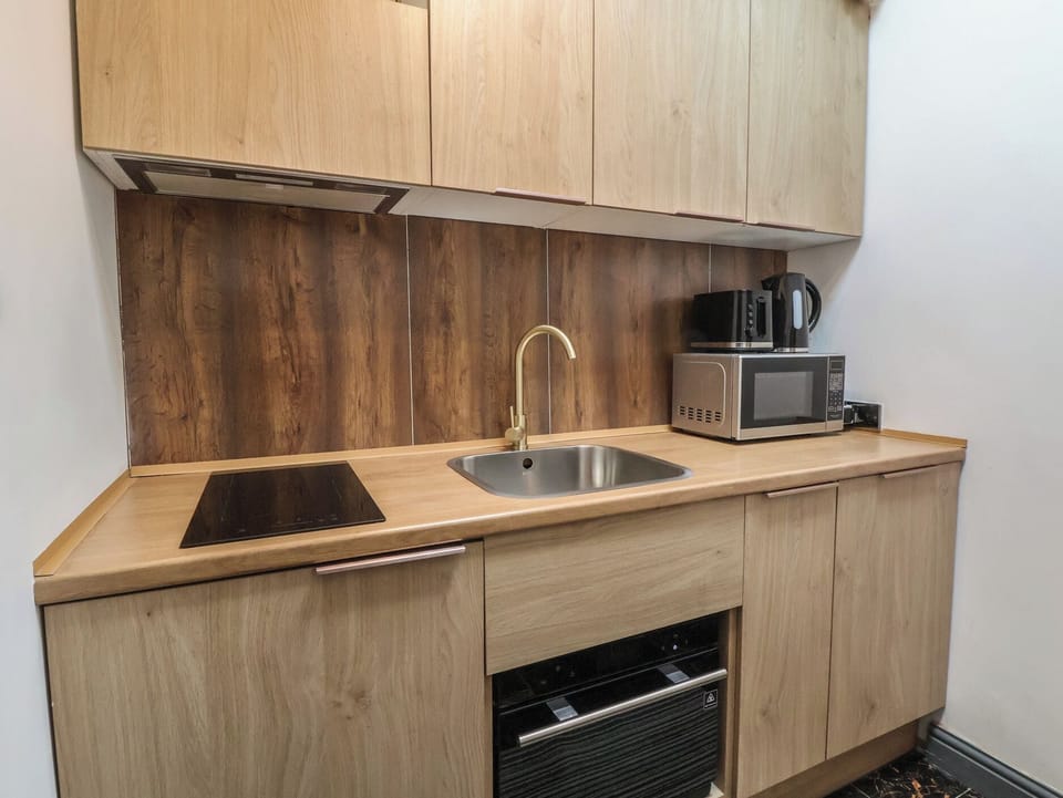 Cottage | Private kitchen | Dishwasher, electric kettle, toaster, cookware/dishes/utensils