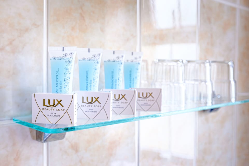 Deluxe Quadruple Room | Bathroom | Shower, free toiletries, hair dryer, towels