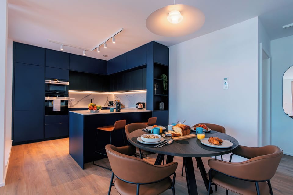 Full-size fridge, microwave, oven, stovetop