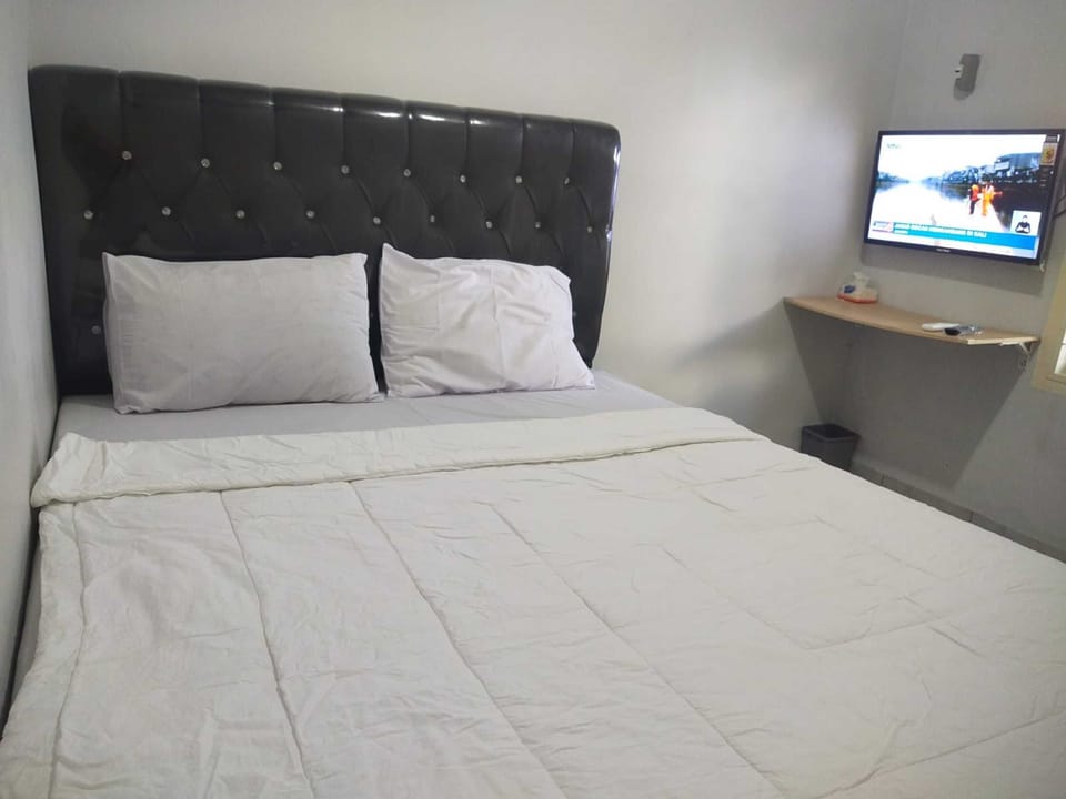 Laptop workspace, WiFi (free), bed sheets