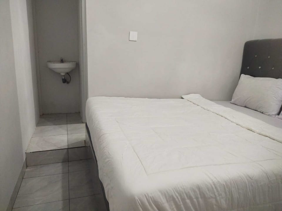 Laptop workspace, WiFi (free), bed sheets