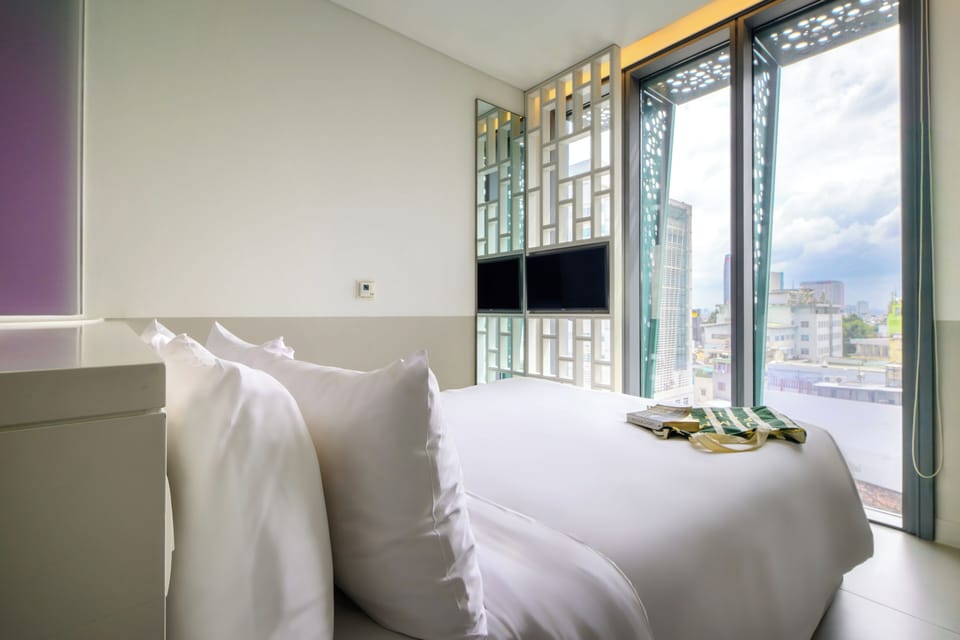 Basic Room, 1 Queen Bed, River View | Premium bedding, down comforters, memory foam beds, minibar