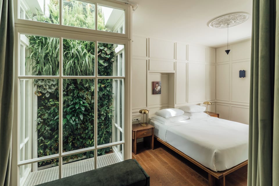 Deluxe Suite | In-room safe, blackout drapes, soundproofing, iron/ironing board