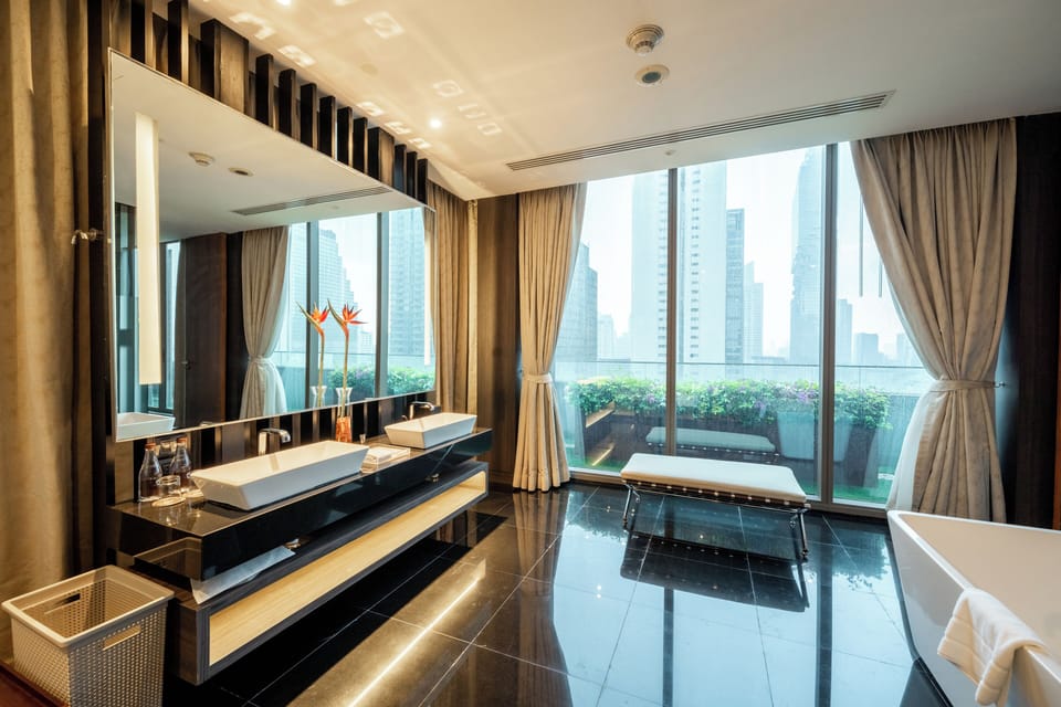AMARA SUITE, Lounge Access & Special Benefits | Premium bedding, in-room safe, desk, laptop workspace