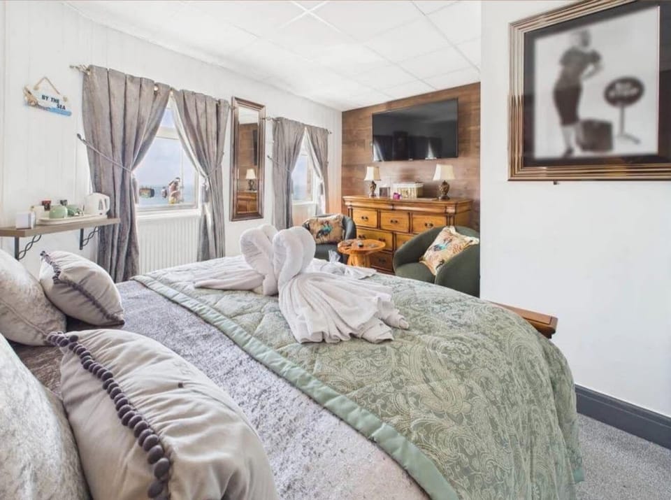 Double Room, Sea View | In-room safe, iron/ironing board
