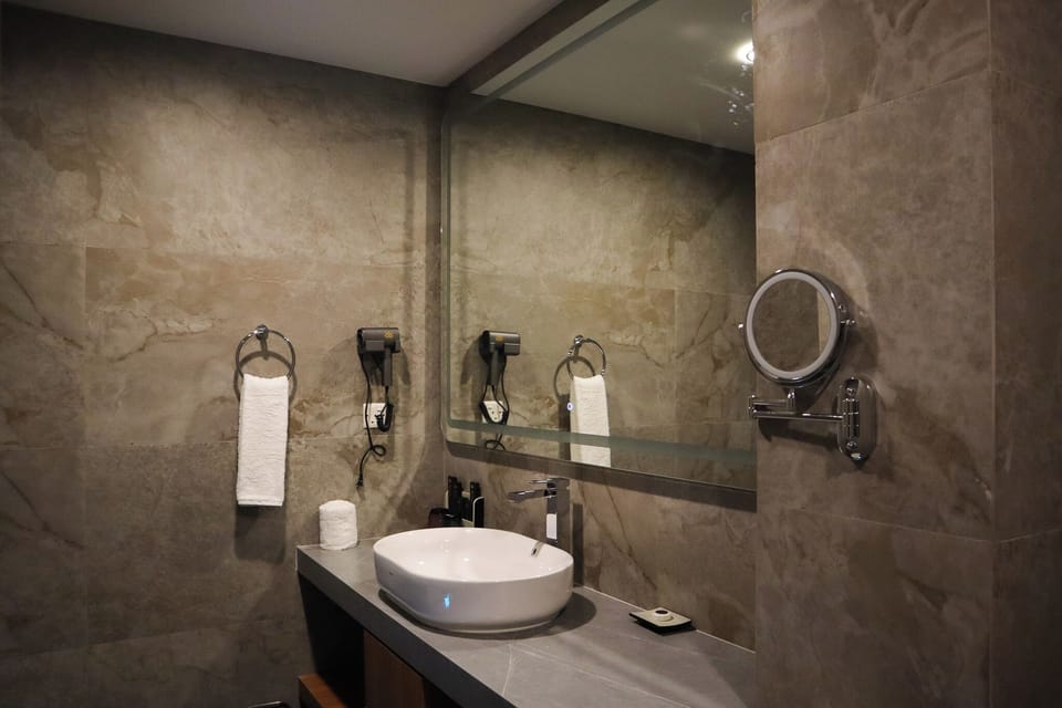 EXECUTIVE SUITE | Bathroom | Shower, hydromassage showerhead, hair dryer, slippers