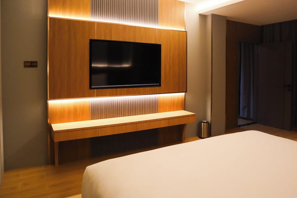 EXECUTIVE SUITE | In-room safe, desk, laptop workspace, blackout drapes