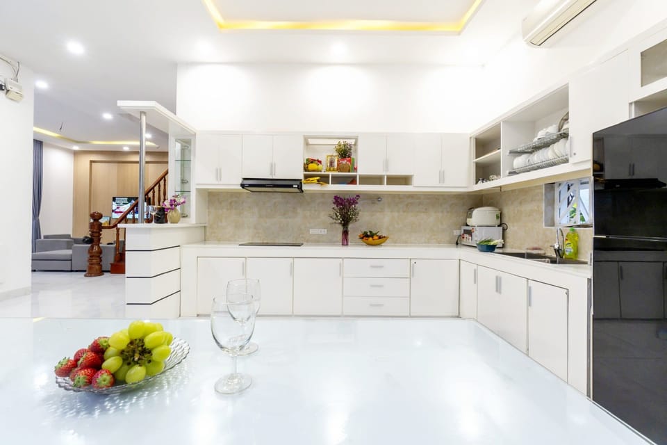 Full-size fridge, microwave, stovetop, cookware/dishes/utensils
