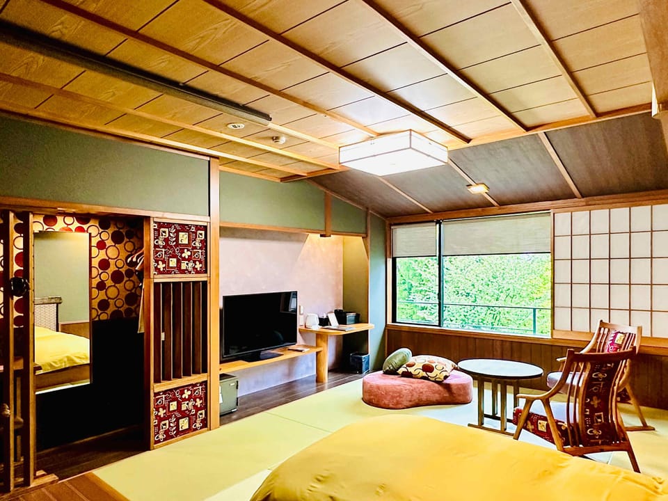 Design Quadruple Room, Non Smoking, Garden View (with toilet/sink/bath, east building) | Desk, WiFi (free)