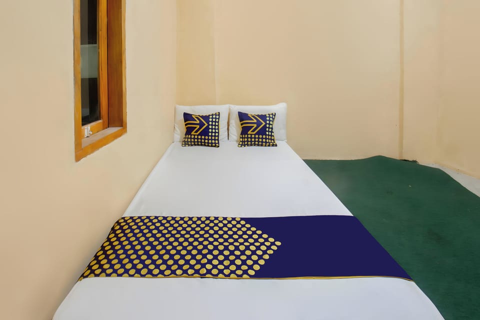 Double Room | Desk, bed sheets