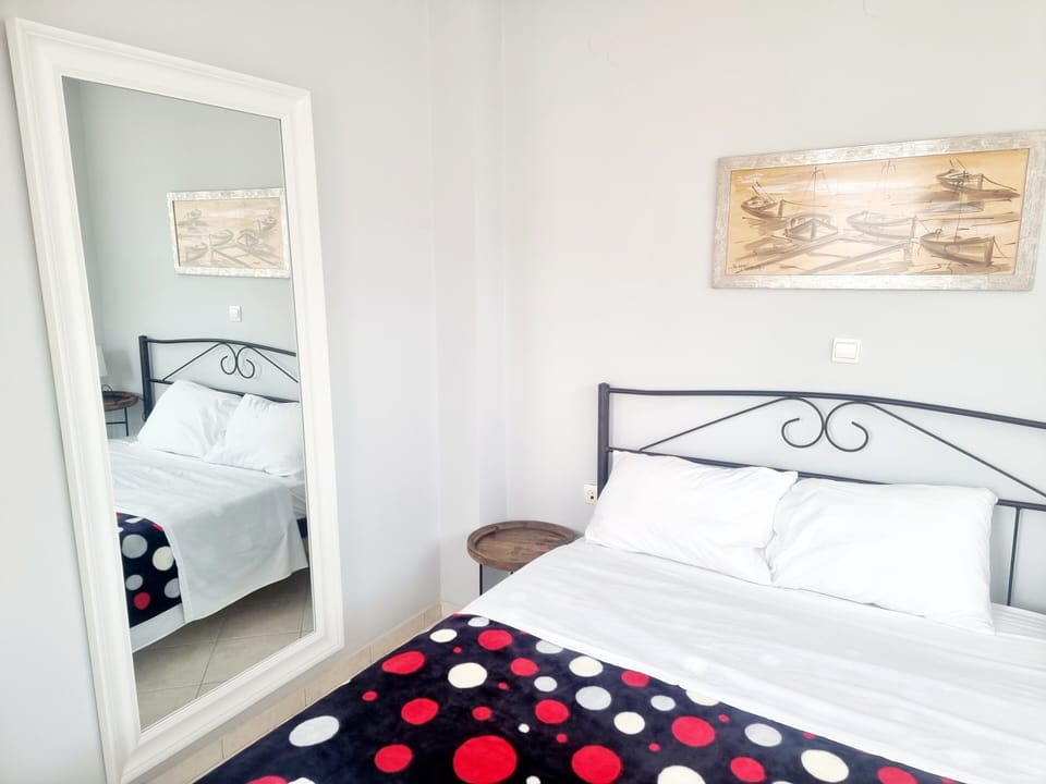 1 bedroom, Egyptian cotton sheets, premium bedding, desk