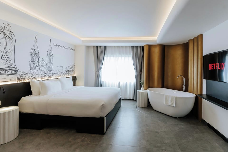 Deluxe Suite, 1 King Bed | Minibar, in-room safe, desk, blackout drapes