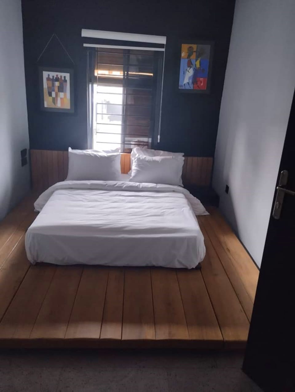 Desk, laptop workspace, WiFi (free)