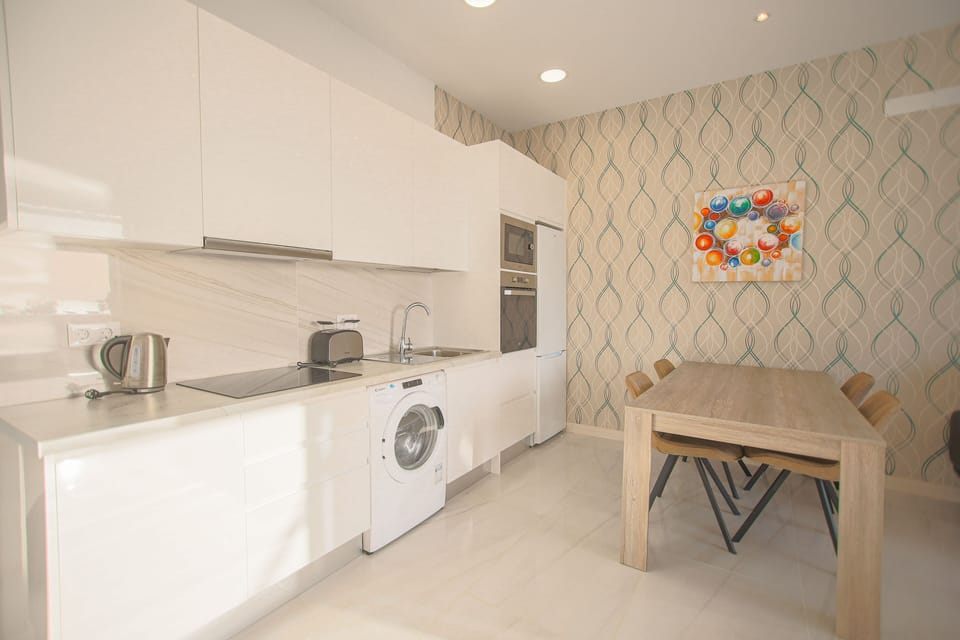 CATEGORY B -. 2 BEDROOMS 2 BATHROOMS | Private kitchen | Electric kettle, highchair