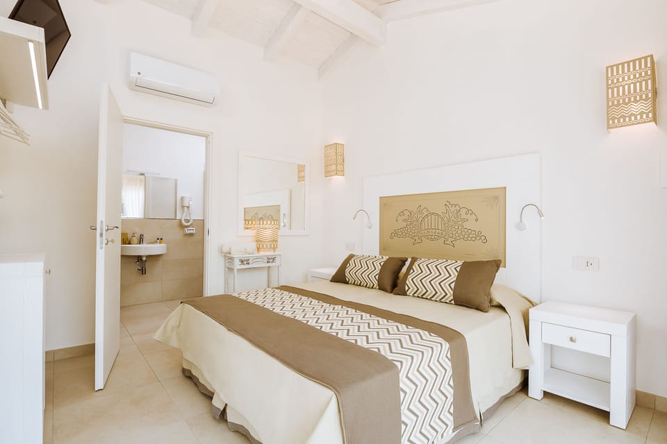 Comfort Room, 1 King Bed, Non Smoking, Vineyard View | Frette Italian sheets, premium bedding, minibar, in-room safe