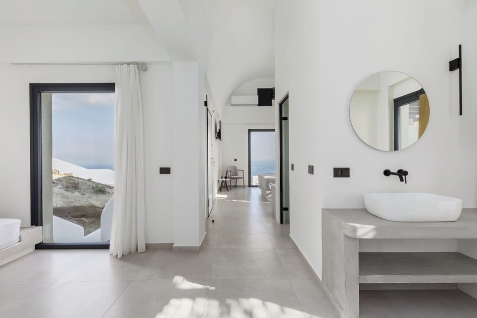 King Sea View Suite with outdoor jacuzzi | Bathroom | Shower, rainfall showerhead, hair dryer, bathrobes