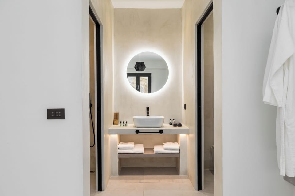 Family Suite with Outdoor Hot Tub | Bathroom | Shower, rainfall showerhead, hair dryer, bathrobes