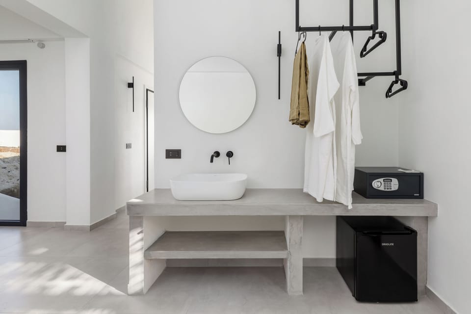 King Sea View Suite with outdoor jacuzzi | Bathroom | Shower, rainfall showerhead, hair dryer, bathrobes