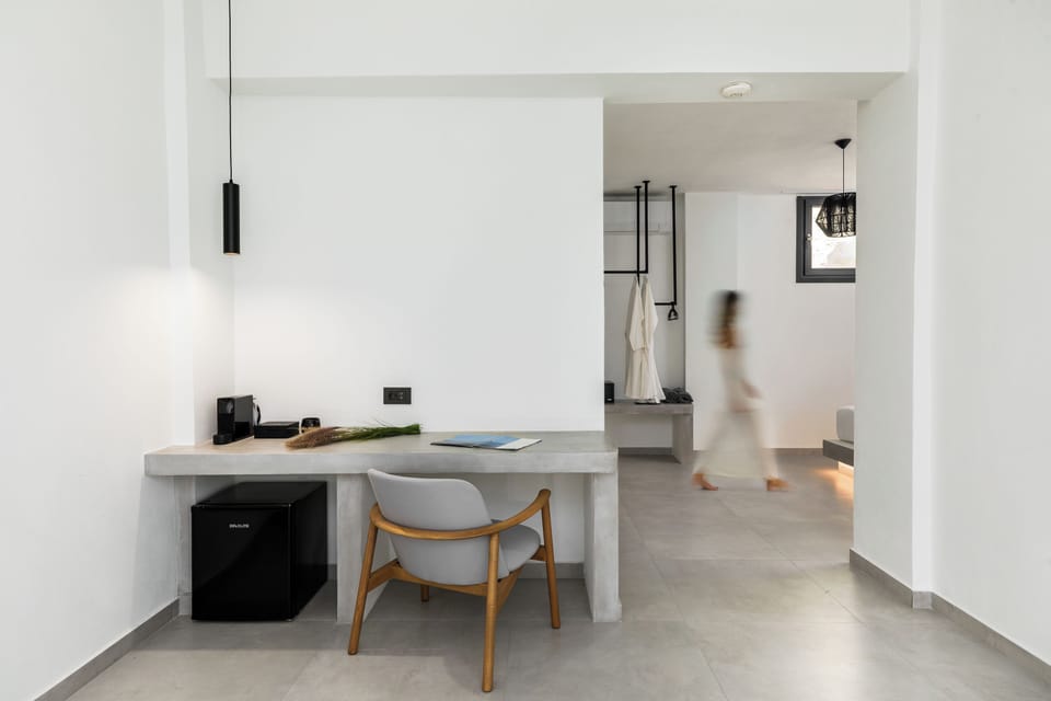 Family Suite with Outdoor Hot Tub | Premium bedding, memory foam beds, minibar, laptop workspace