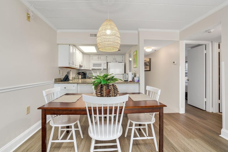 Condo, 2 Bedrooms | Dining