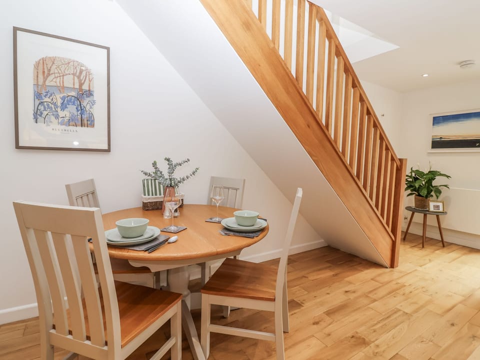 Cottage | Dining
