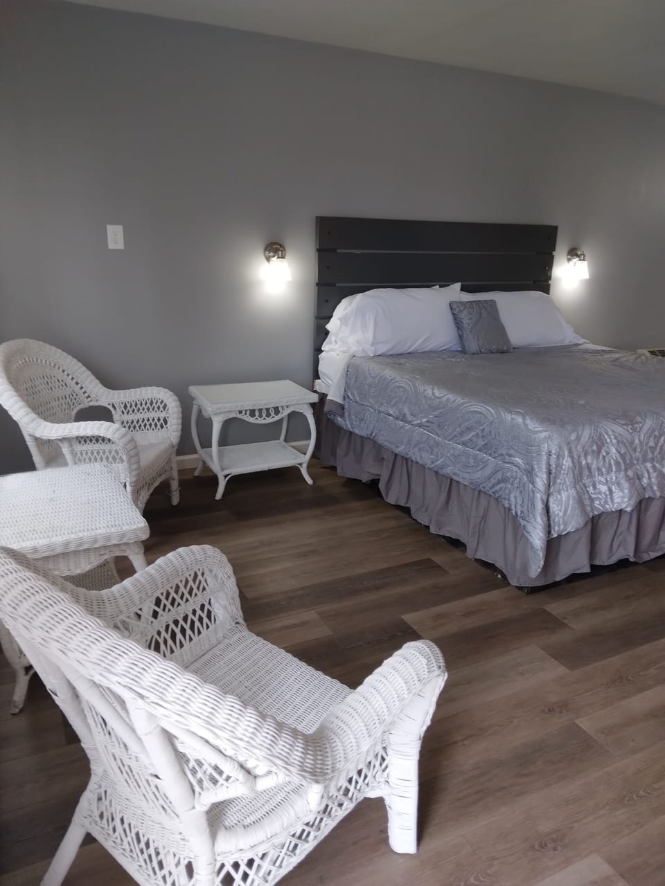 Deluxe Room | Living area | 50-inch flat-screen TV with digital channels