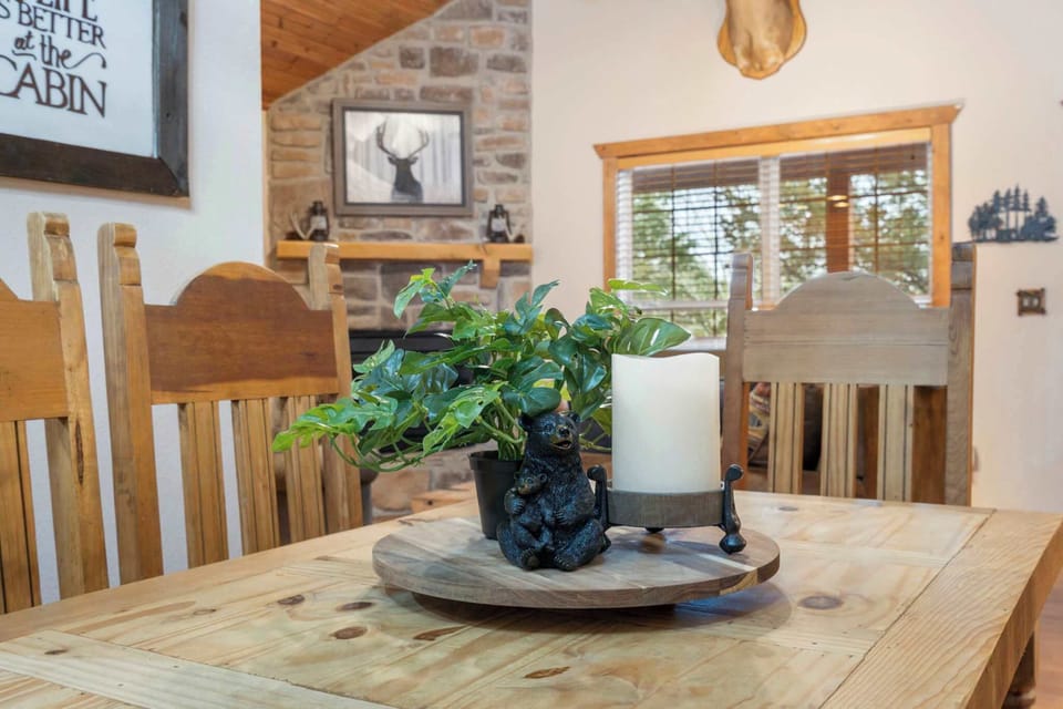 Cabin, Multiple Beds, Patio, Mountain View (Simon’s Treetop Cabin) | Dining