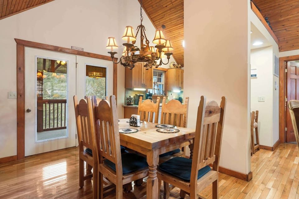 Cabin, Multiple Beds, Patio, Mountain View (Creekside) | Dining