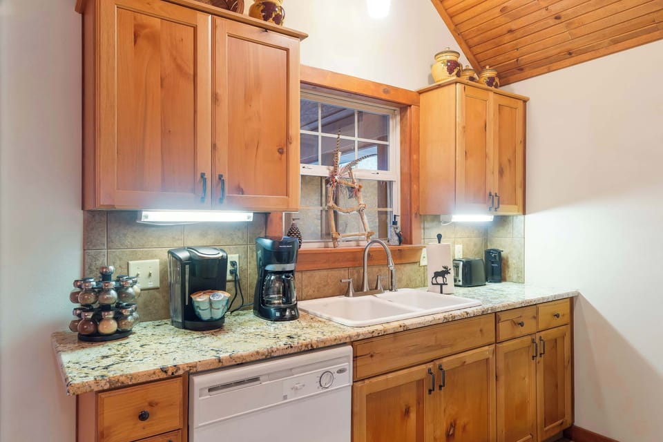 Cabin, Multiple Beds, Patio, Mountain View (Creekside) | Interior