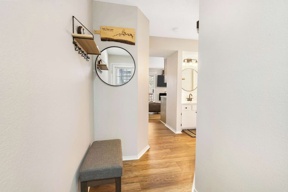 Condo, 1 King Bed with Sofa bed, Balcony (Chandler’s Pondview Getaway) | Interior