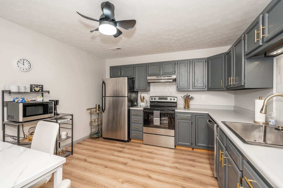 Condo, 2 Queen Beds, Kitchen, Garden View (Arkstone Retreat 1) | Private kitchen | Fridge, microwave, oven, stovetop