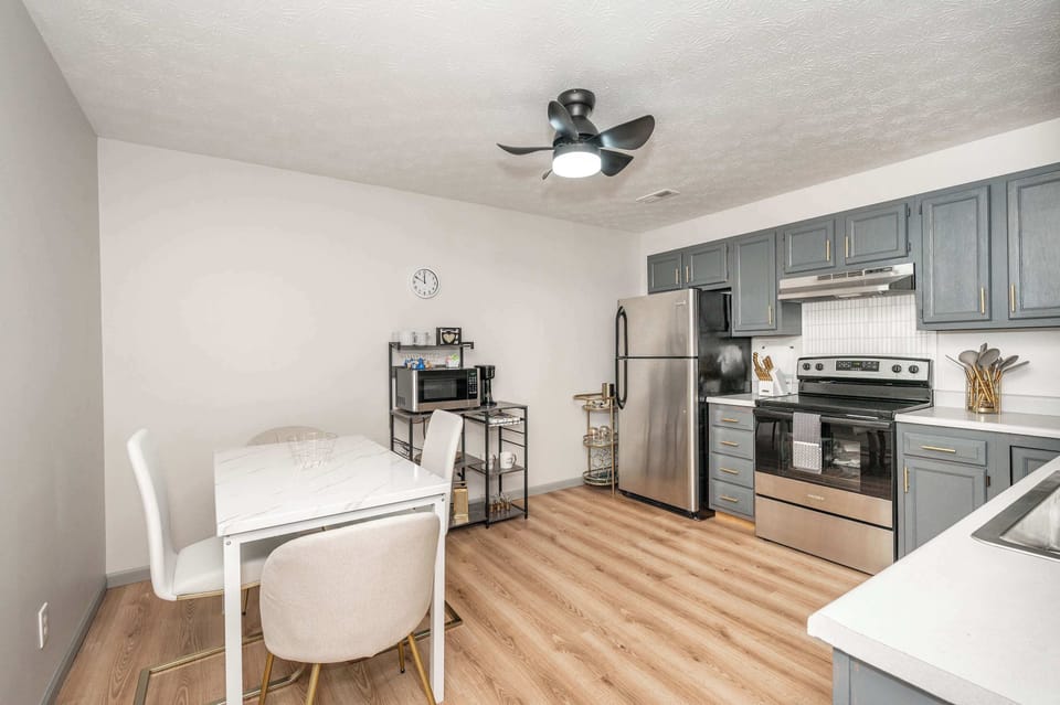 Condo, 2 Queen Beds, Kitchen, Garden View (Arkstone Retreat 1) | Private kitchen | Fridge, microwave, oven, stovetop
