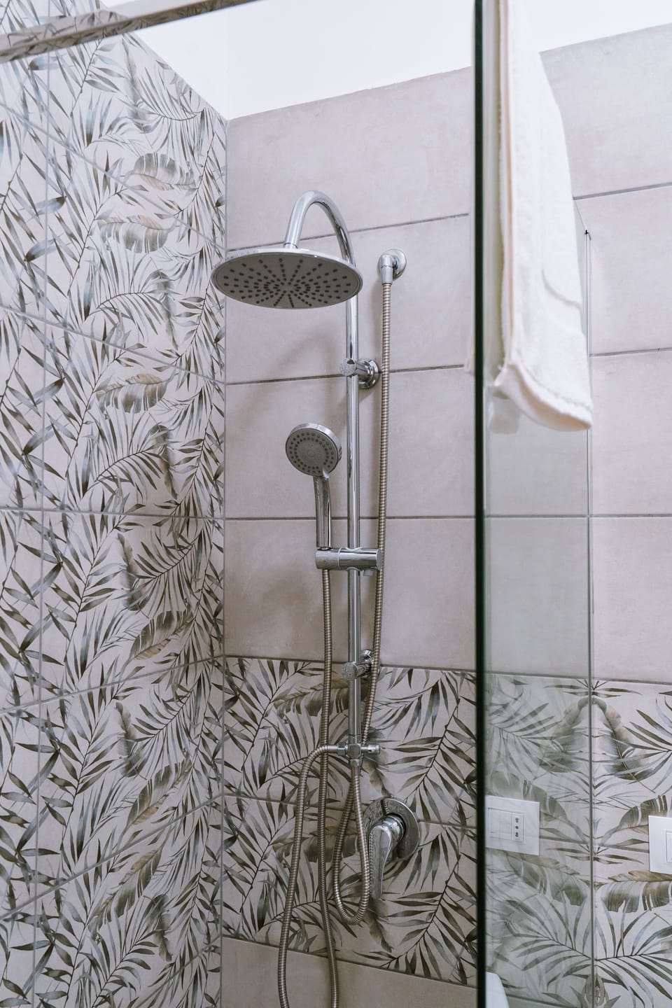 Royal Room, Private Bathroom, City View | Bathroom | Shower, rainfall showerhead, free toiletries, hair dryer