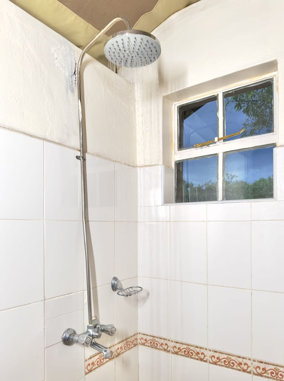 Deluxe Double or Twin Room | Bathroom | Free toiletries, bathrobes, slippers