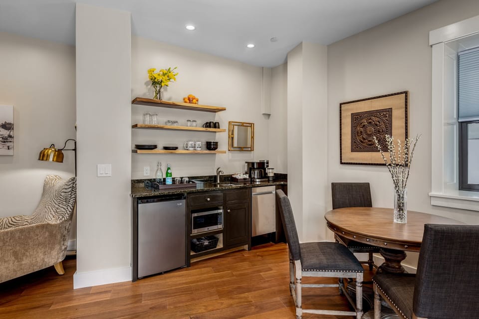 Mountain Suite - King | Living area | 55-inch LED TV with cable channels, fireplace, Netflix