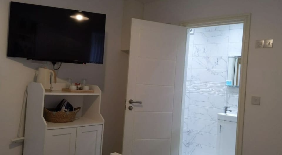 Deluxe Double Room (Room 3) | Bed sheets