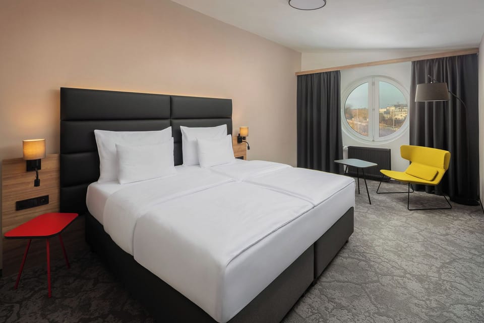 Deluxe Junior Suite | Hypo-allergenic bedding, individually decorated, desk, laptop workspace