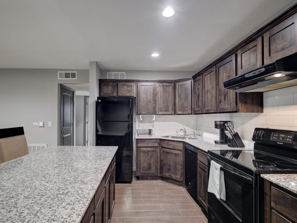 Apartment, 2 Bedrooms, Kitchen | Private kitchen | Full-size fridge, microwave, oven, stovetop