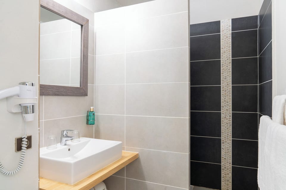 Standard Double Room | Bathroom | Free toiletries, hair dryer, towels