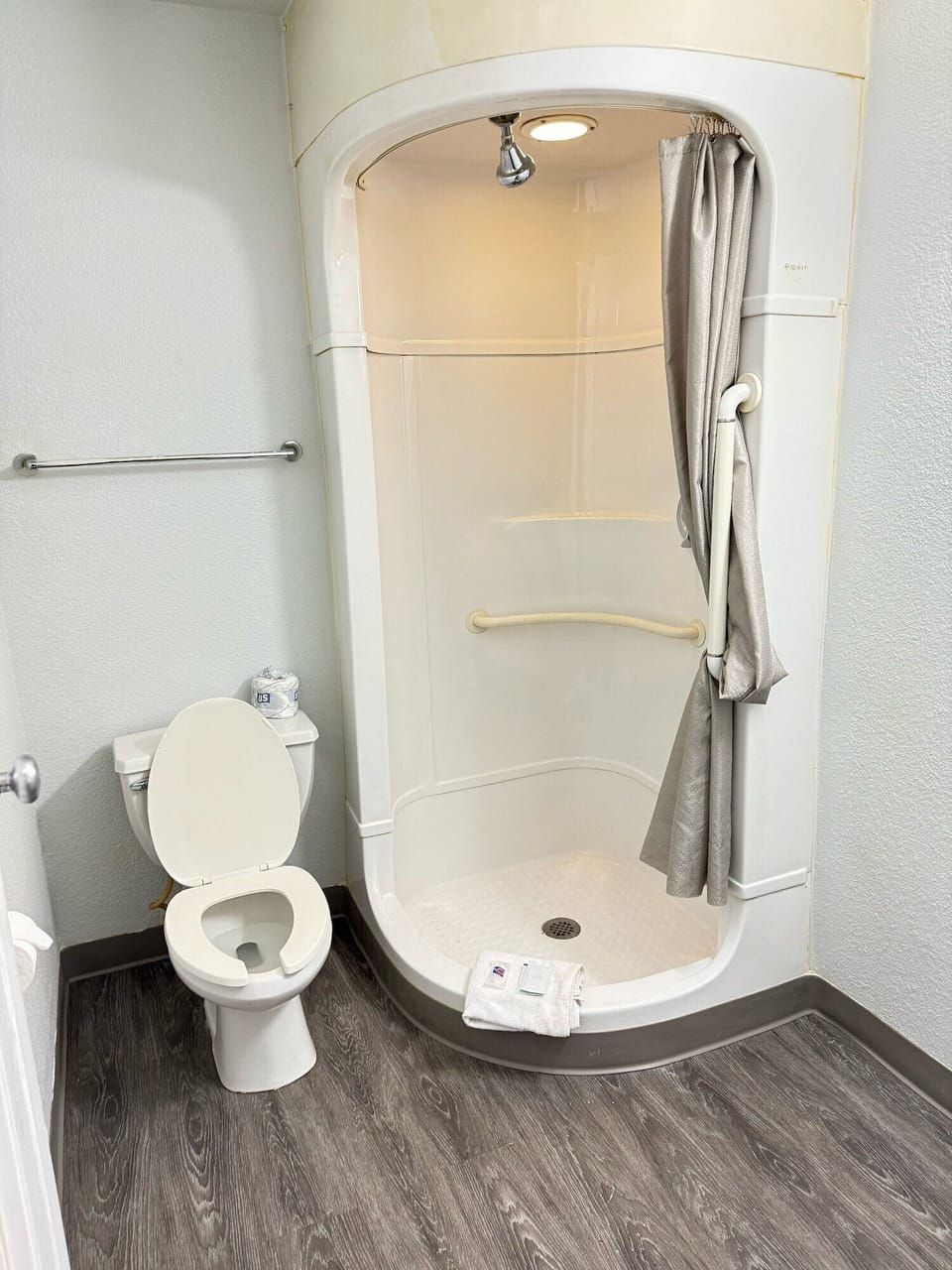 Combined shower/tub, towels