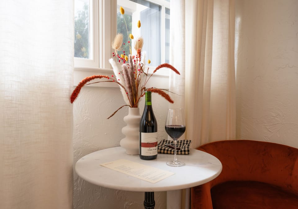 Room, 1 Queen Bed | In-room dining